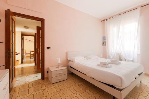 GuestHost - APT with balcony- M3 Maciachini