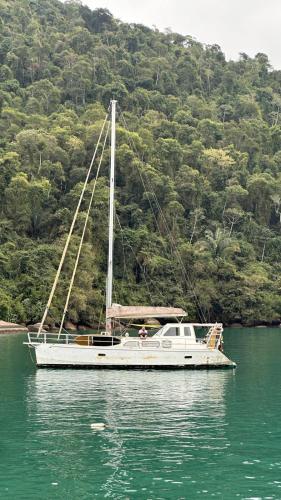 Aventura náutica em Paraty hospedagem flutuante na cidade Veleiro Maverick