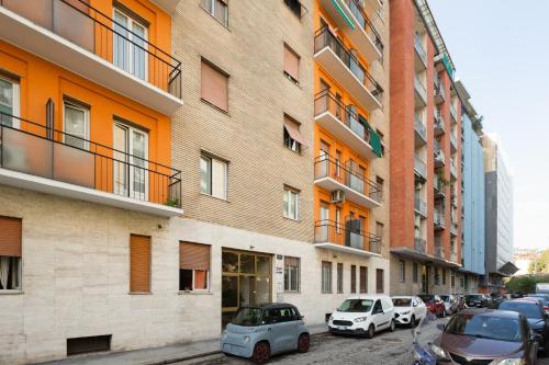 GuestHost - APT with balcony- M3 Maciachini