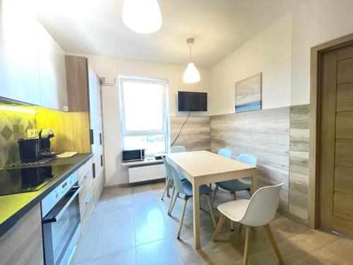 O bucătărie sau chicinetă la Superior Komputerowa, 4 rooms, 3 bedrooms, Airport-City train, Metro! 24h reception!