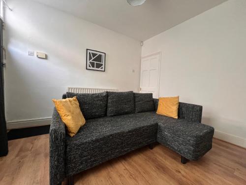 Posezení v ubytování Visit Luton With This 2 BR Rental - Sleeps 6
