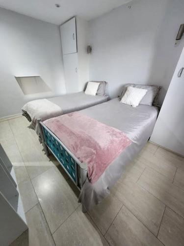 two twin beds in a room with at Idyllic Cottage in Garforth