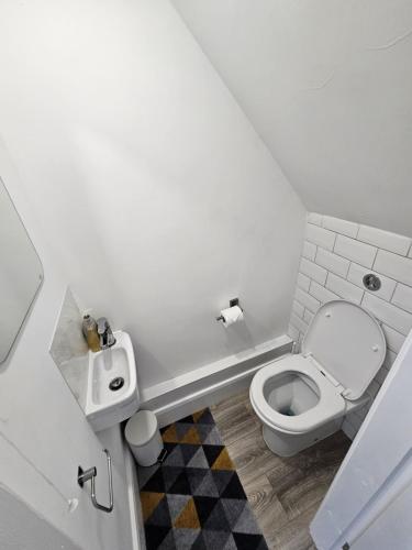 a small bathroom with a toilet and a sink at 3BR, 6 min to central station, full kitchen in Saint Helens