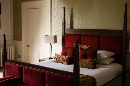 Postel nebo postele na pokoji v ubytování Albrighton Hall Hotel and Spa, a member of Radisson Individuals
