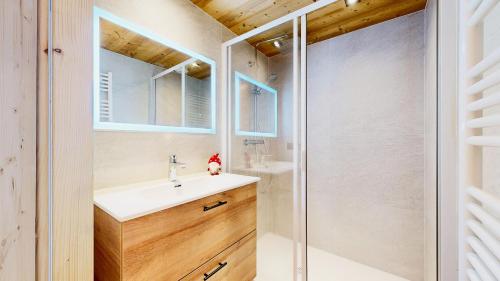 a bathroom with a sink and a shower at Localisation centrale et vue spectaculaire in Champagny-en-Vanoise
