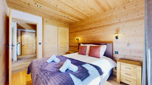 a bedroom with a bed in a wooden cabin at Localisation centrale et vue spectaculaire in Champagny-en-Vanoise