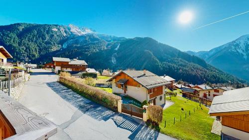 a view of a village with mountains in the background at Localisation centrale et vue spectaculaire in Champagny-en-Vanoise