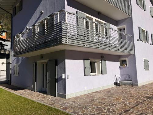 a blue and white building with a balcony at Maison Doél in Ragoli