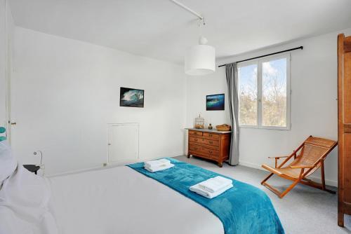 a bedroom with a bed and a chair and a window at Le Bellevue - Maison 6 pers - Jardin - Disney in Le Plessis-Trévise