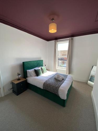 Katil atau katil-katil dalam bilik di 4 Br Very Spacious And Homey House