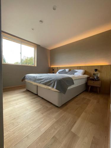 Ένα ή περισσότερα κρεβάτια σε δωμάτιο στο Yamaemi, Spacious luxury chalet 5br, onsen bath