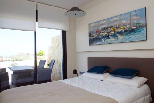 une chambre avec un lit et un tableau au mur dans l'établissement Precioso apartamento con piscina y jacuzzi R100 by Novadesta, à Puerto Marino