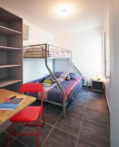 - une chambre avec des lits superposés, un bureau et une table dans l'établissement Maison avec spa à Châteauneuf-de-Galaure, 40 m², à Châteauneuf-de-Galaure