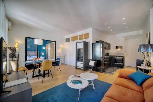 un salon avec un canapé et une table dans l'établissement Superbe 3 pieces Moderne et tres Central A2B233, à Cannes