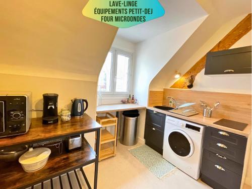 Il comprend une cuisine équipée d'un évier et d'un lave-linge/sèche-linge. dans l'établissement Le Corneille - Idéal Pros & Couples - Centre historique - À pied Château 5min-Gare 10min - Au calme - Fibre - Parking du Château gratuit 5min à pied, à Compiègne