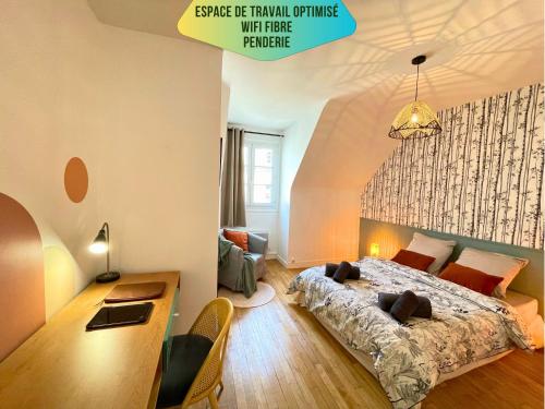 une chambre avec un lit et un bureau dans l'établissement Le Corneille - Idéal Pros & Couples - Centre historique - À pied Château 5min-Gare 10min - Au calme - Fibre - Parking du Château gratuit 5min à pied, à Compiègne