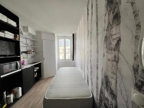 - un salon avec un banc dans une pièce dans l'établissement Batignolles, Montmartre Chambre 12m2 , Metro 13 et 14, à Paris