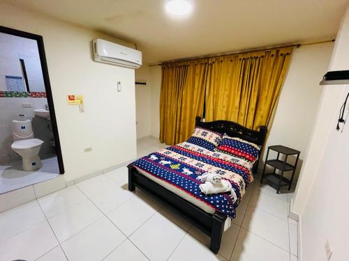 um quarto com uma cama com um ursinho de pelúcia em Merkezi Saray em Villavieja