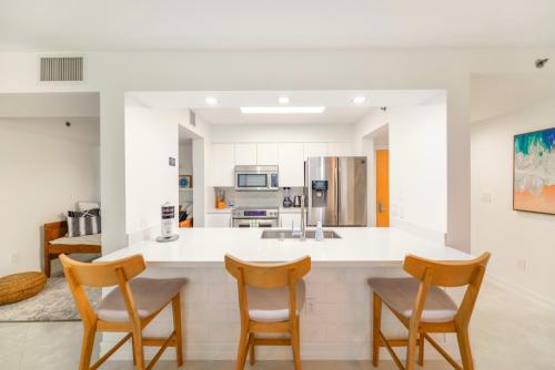 Η κουζίνα ή μικρή κουζίνα στο Open the Window and Enjoy the Sea Breeze at Exclusive Condo!