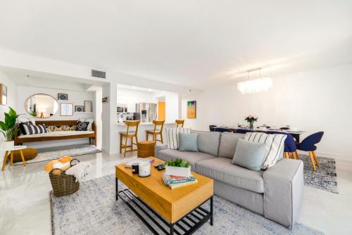 Χώρος καθιστικού στο Open the Window and Enjoy the Sea Breeze at Exclusive Condo!