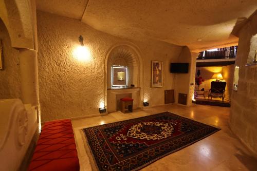 Una televisión o centro de entretenimiento en Cappadocia Inn Cave Hotel