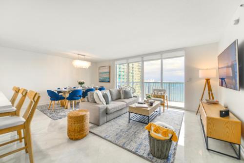 Χώρος καθιστικού στο Open the Window and Enjoy the Sea Breeze at Exclusive Condo!
