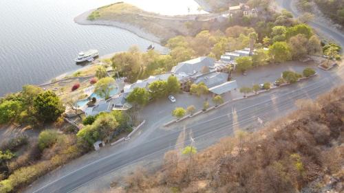 an aerial view of a house next to the water at Hotel Del Dique in Coronel Moldes