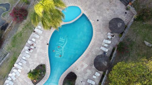 an overhead view of a swimming pool with palm trees at Hotel Del Dique in Coronel Moldes