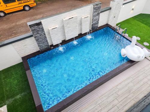 Bazén v ubytování Desa Tebrau -- Poolside Paradise - 4BR4B - 12pax by Cowidea nebo v jeho okolí