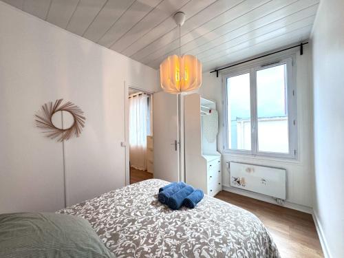 une chambre avec un lit et une grande fenêtre dans l'établissement One Bedroom Apt - Subway 5 min -Quiet Neighborhood, à Montrouge