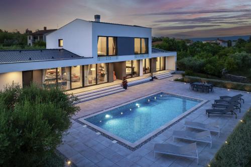 Bazén v ubytování Martincic residence - 5 stars luxury with pool heating on 4000m2 nebo v jeho okolí