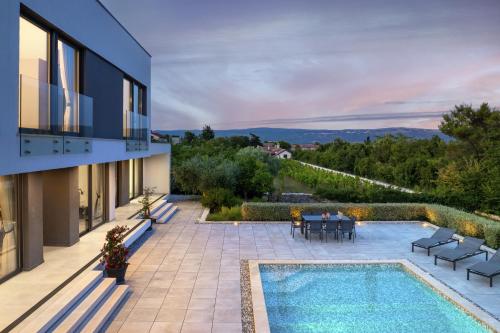 Bazén v ubytování Martincic residence - 5 stars luxury with pool heating on 4000m2 nebo v jeho okolí