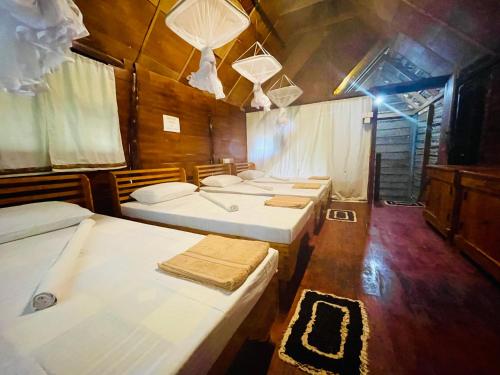 Una cama o camas en una habitación de Sigiriya Coconut Shade Hostel