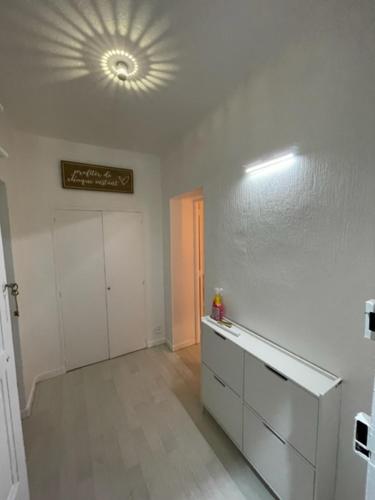 Cette chambre blanche est dotée d'un plafond lumineux. dans l'établissement Paradise T2 port et plage à pied avec parking, à Sanary-sur-Mer