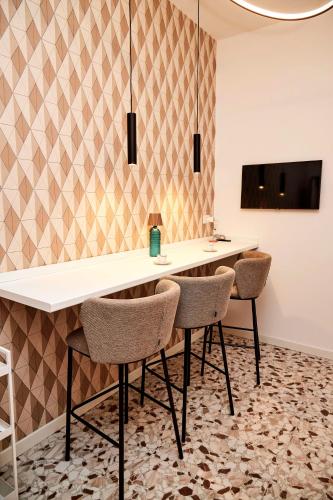 a dining room with a table and chairs at MILANO URBAN FLATS Suite Sanzio 20 - Vicino a Duomo, Stadio e Fiera in Milan