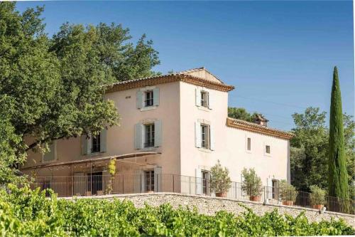 une grande maison avec une clôture devant dans l'établissement Bastide la Belle Étoile, à Apt