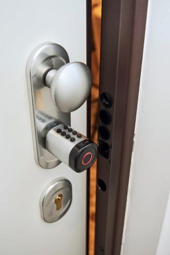 a door handle with a key board on it at MILANO URBAN FLATS Suite Sanzio 20 - Vicino a Duomo, Stadio e Fiera in Milan