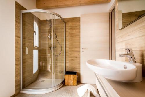 a bathroom with a sink and a shower at Lake Home Holiday in Como