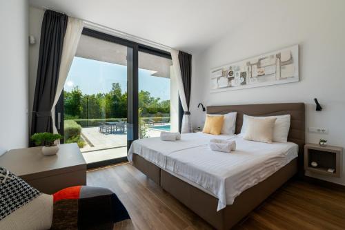 Posteľ alebo postele v izbe v ubytovaní Martincic residence - 5 stars luxury with pool heating on 4000m2