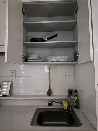 Η κουζίνα ή μικρή κουζίνα στο NJ Affordable and cozy accommodation near Nakseongdae Station