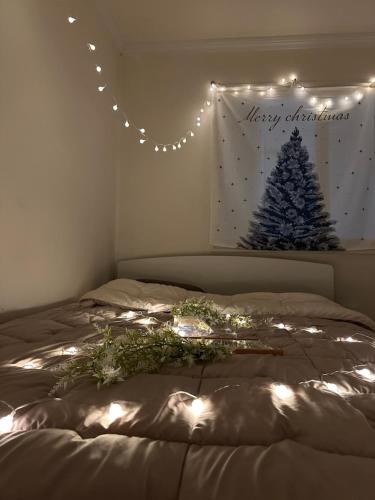 Ένα ή περισσότερα κρεβάτια σε δωμάτιο στο NJ Affordable and cozy accommodation near Nakseongdae Station