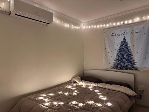 Ένα ή περισσότερα κρεβάτια σε δωμάτιο στο NJ Affordable and cozy accommodation near Nakseongdae Station