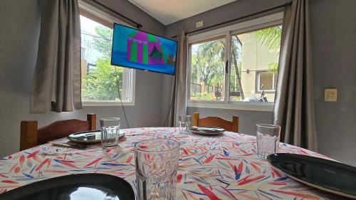 einen Esstisch mit einem bunten Tischtuch drauf in der Unterkunft Las Palmas Village in Puerto Iguazú