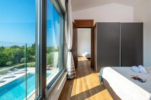 Bazén v ubytování Martincic residence - 5 stars luxury with pool heating on 4000m2 nebo v jeho okolí