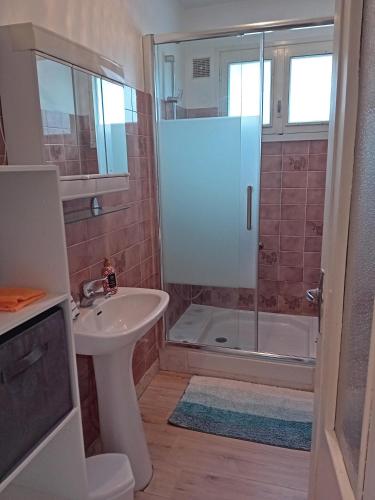une salle de bain avec douche et lavabo dans l'établissement Cap Mer - Maison 500m plage du Palandrin, à Pénestin