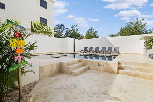 Bazén v ubytování Bonaire Beach Apartment 4 with communal pool and diving facilities nebo v jeho okolí