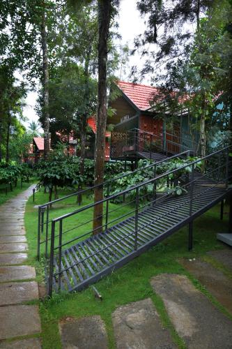 Ein Garten an der Unterkunft Bay View Suites, Vythiri, Wayanad