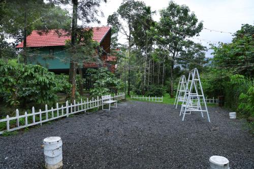 Ein Garten an der Unterkunft Bay View Suites, Vythiri, Wayanad