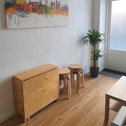 - un salon avec deux tables et deux tabourets dans l'établissement Charm in Heart of Paris Vaugirard, à Paris