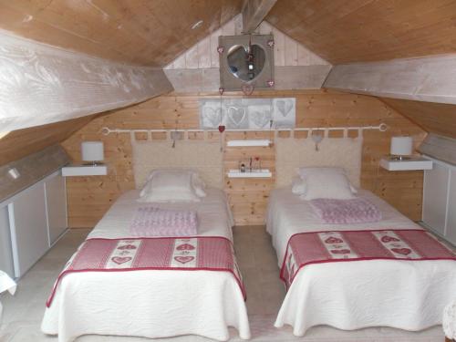 - une chambre avec 2 lits dans une cabane en bois dans l'établissement gite casal da chemine, à Beaudreix